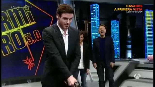 Richard Madden y Kenneth Branagh cortan calabazas - El Hormiguero