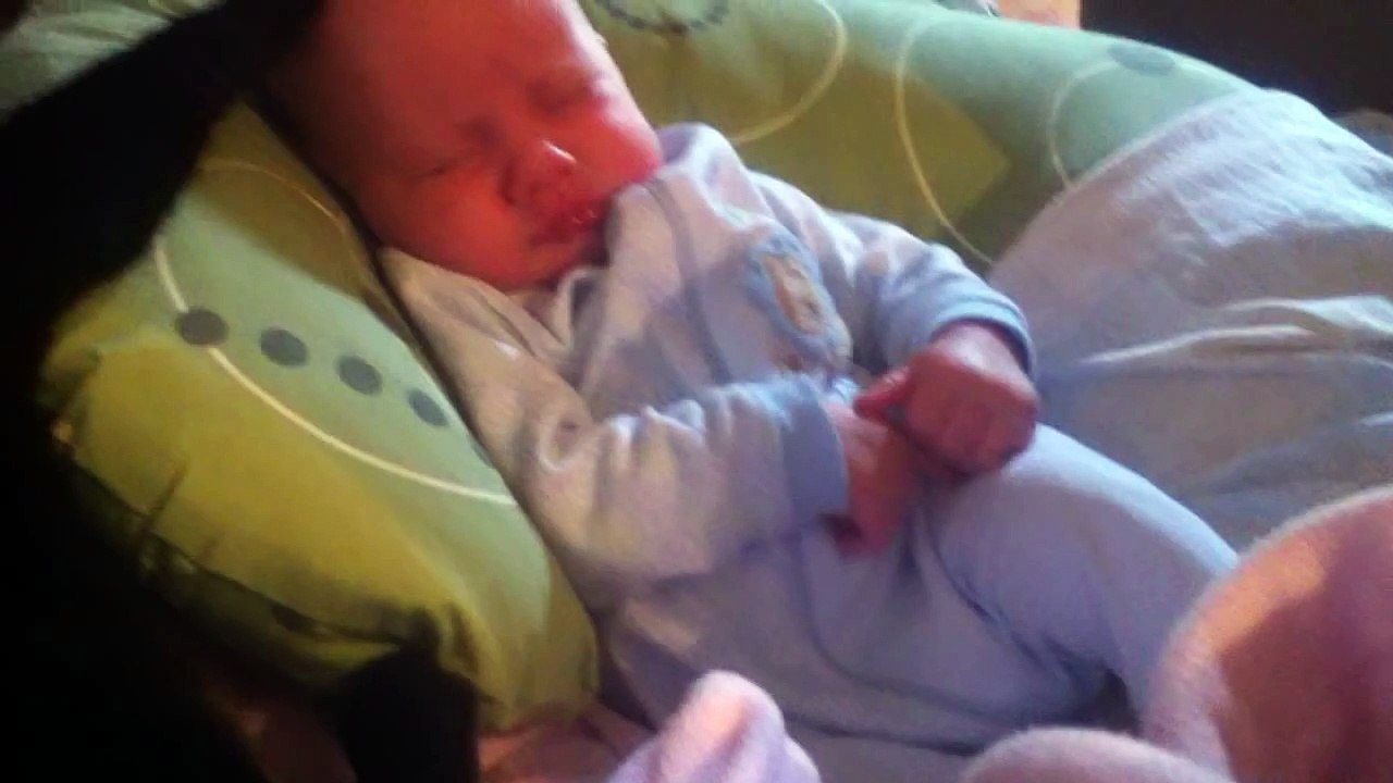 Chat fait un calin pour aider bébé à dormir