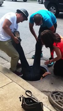 Qu'est ce que ce gars fout la tête dans l'égout ?