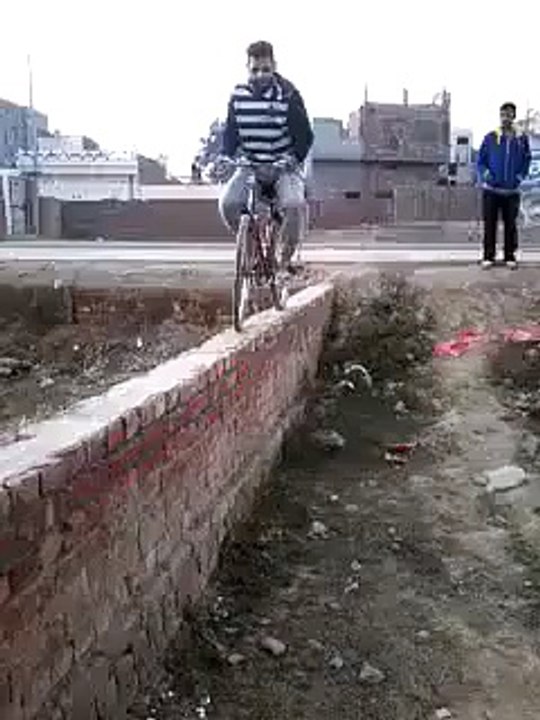 DIWAR PE CYCILE CHALANA,,,FUNNY,,,
