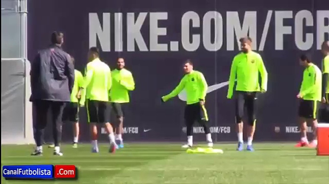 El desinterés de Messi en el rondo del Barcelona durante el entrenamiento - 17-03-2015‬ - HD