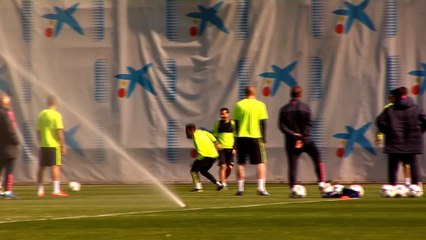 Barça - Neymar frappe Suarez dans le dos à l'entrainement