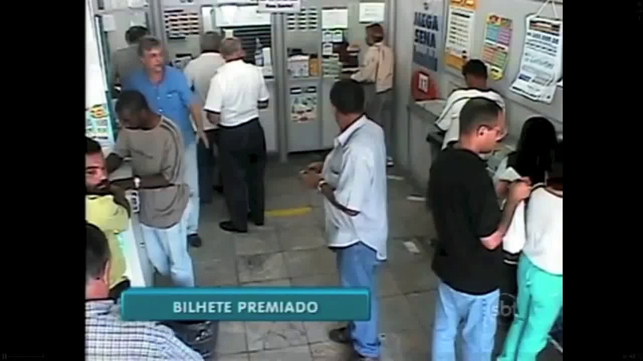 Il jette un ticket de loto gagnant à la poubelle, découvrez la réaction des gens !