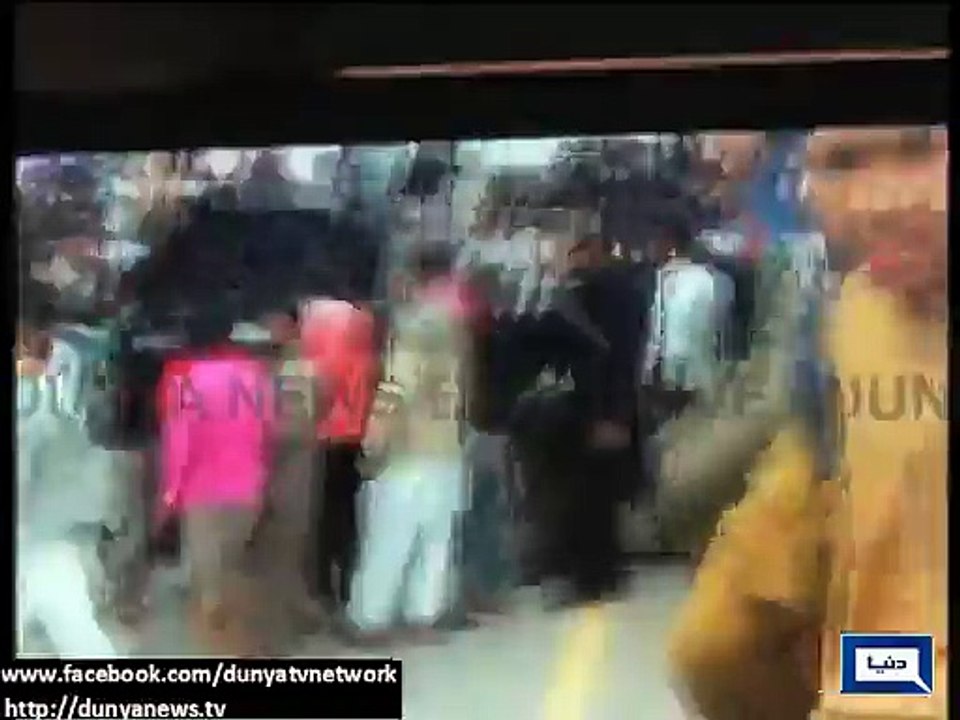 Dunya News - Lahore- Police save woman from protesters - [FullTimeDhamaal]