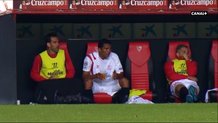 FOOT - Fernando Navarro (FC Séville) en cachette sur le banc de touche
