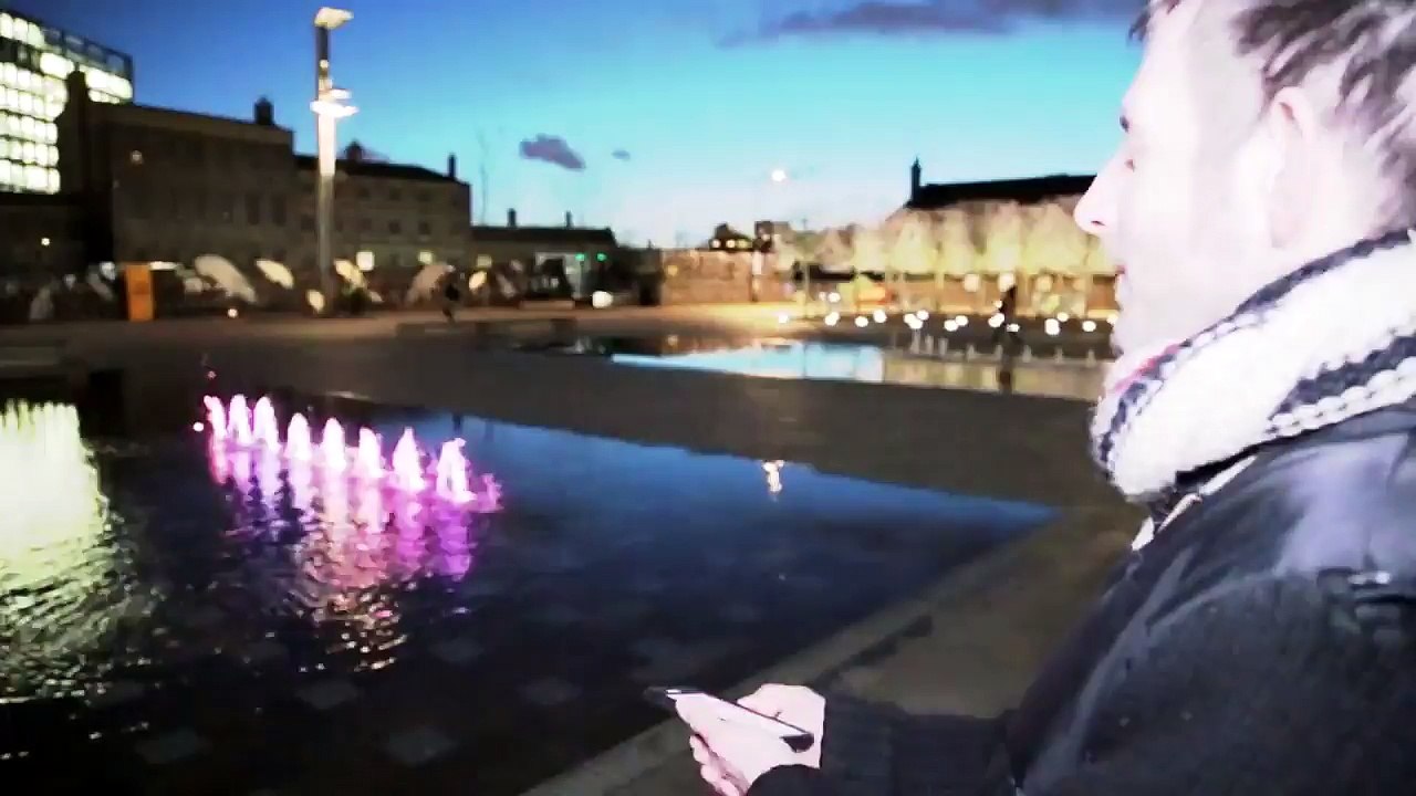 Il joue à snake version fontaine