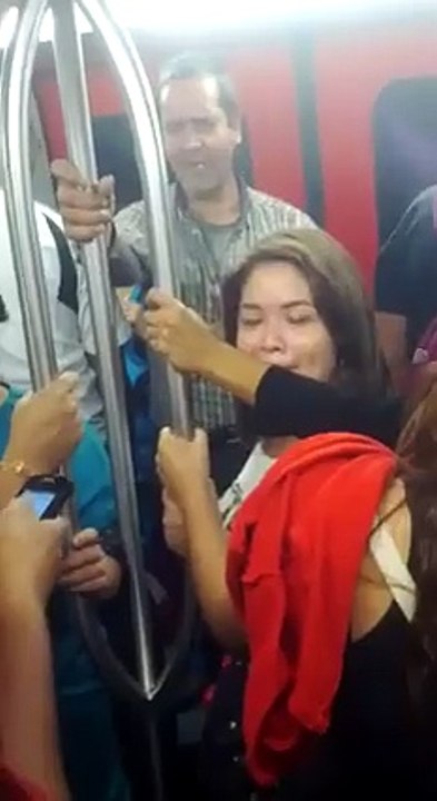 El señor cantante que arma una rumba en pleno Metro de Caracas