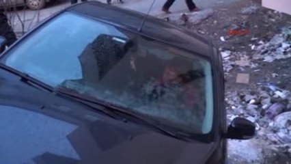 Z.ereğli Sürücünün Kaydırdığı Otomobil Duvarda Askıda Kaldı