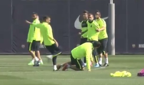 (Funny) Neymar and Dani Alves kicking Luis Suarez