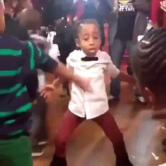Niño bailando sexy