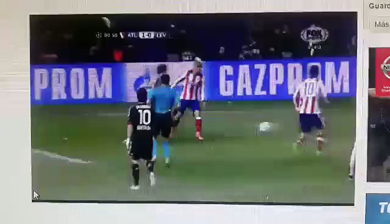 Diego Simeone reaccionó airadamente luego que Arda Turan falló un gol