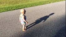 Ce Bébé essaie de marcher sur son Ombre