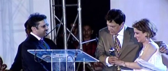 Qawi Khan winner of Special Award for Drama in Indus Drama Award 2005, presented by Babra Sharif