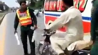 Angry Molvi Fight On Road - Video Dailymotion