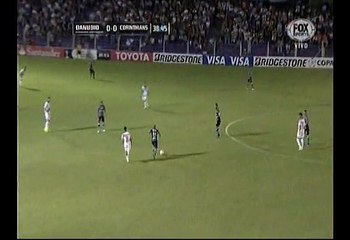 Paolo Guerrero fue derribado dentro del área en Danubio vs. Corinthians... ¿Hubo penal? (VIDEO)
