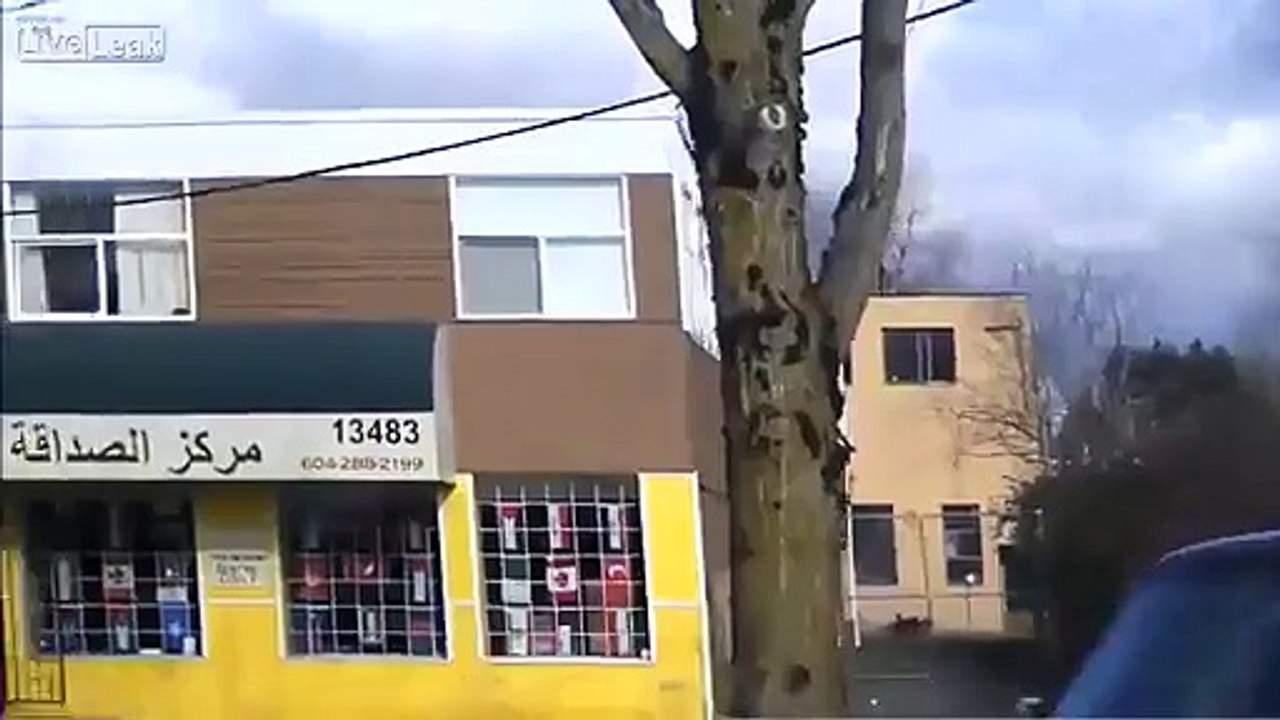 Course poursuite entre un motard et des voitures de police qui fini dans un centre commercial