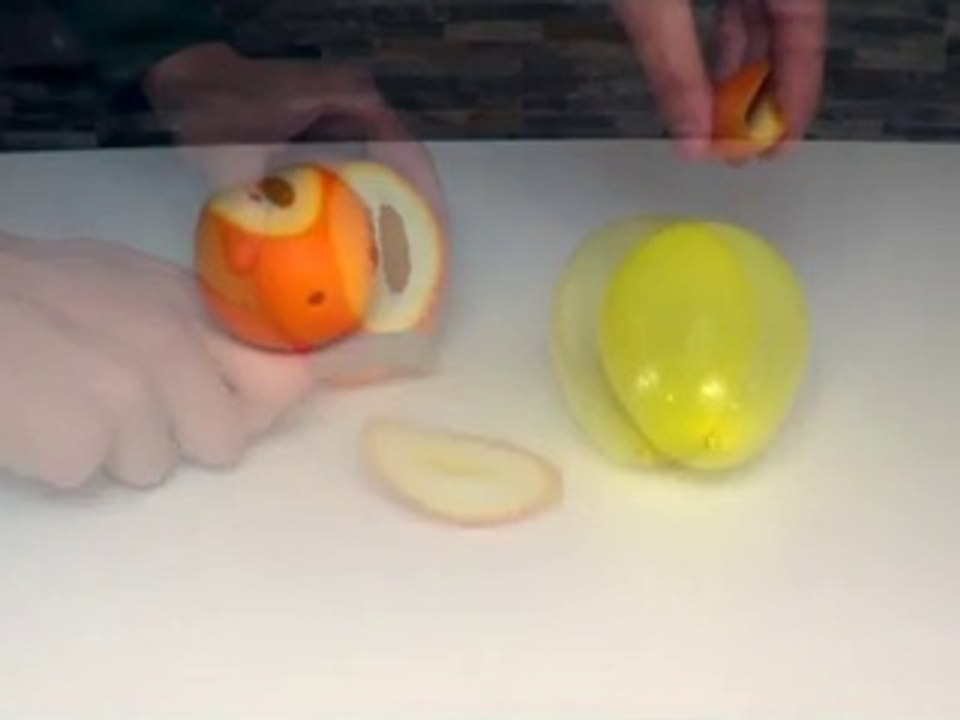 Eclater des ballons avec du zeste d'orange