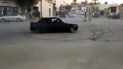 Un voiture qui drift sans chauffeur!