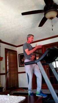 Ce papa moves like jagger sur un tapis de course!