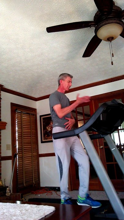 Ce papa "moves like jagger" sur un tapis de course!