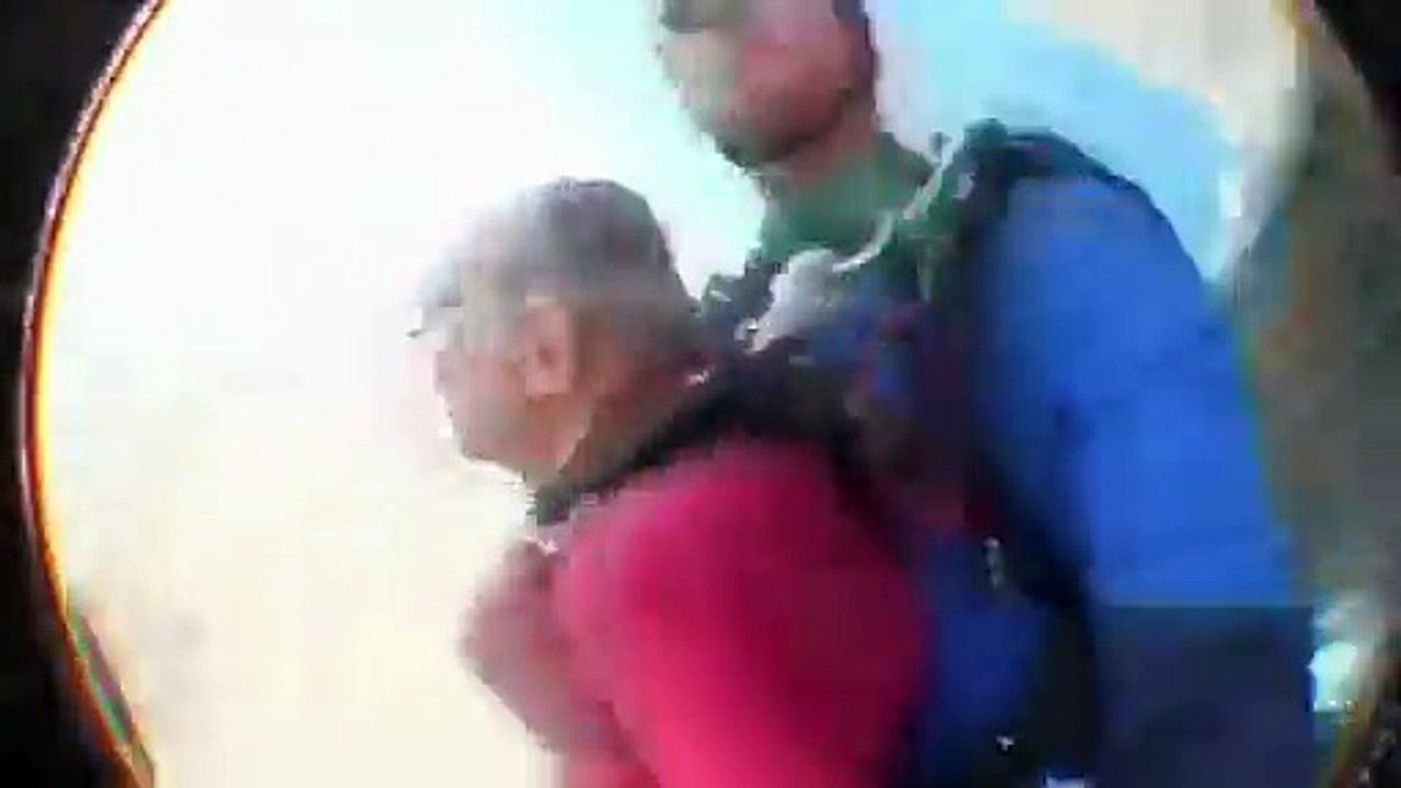 Une mamie saute en parachute pour fêter son 100ième anniversaire
