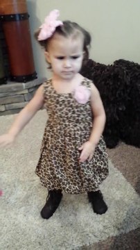 Hilarious little girl dancing : Do You Hear That Bass Mom