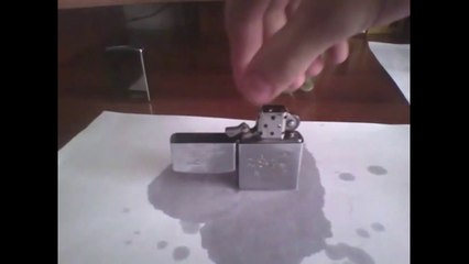 Pas la meilleure méthode pour remplir un briquet : FAIL!