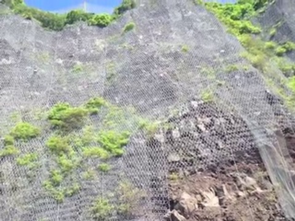 Route du Iittoral : pose de filets et purge de la falaise