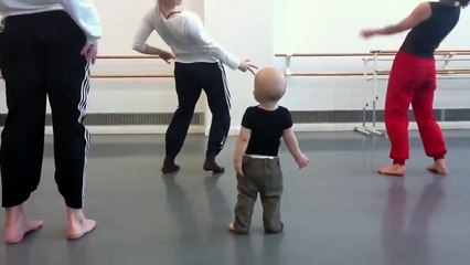 Un bébé prof de danse