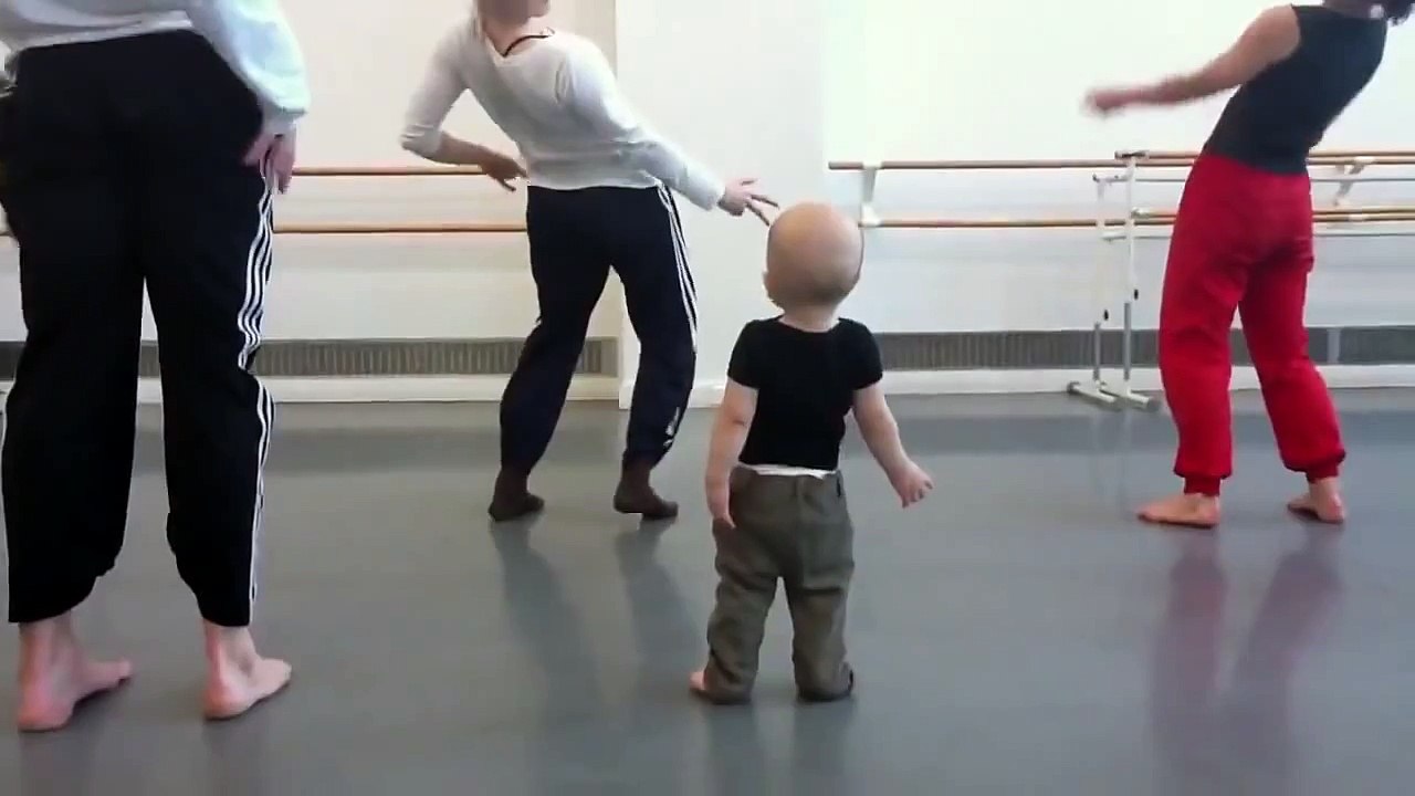 Un bébé prof de danse
