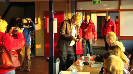 Gedeputeerden stemmin in Winsum: Alsof Obama gaat stemmen - RTV Noord