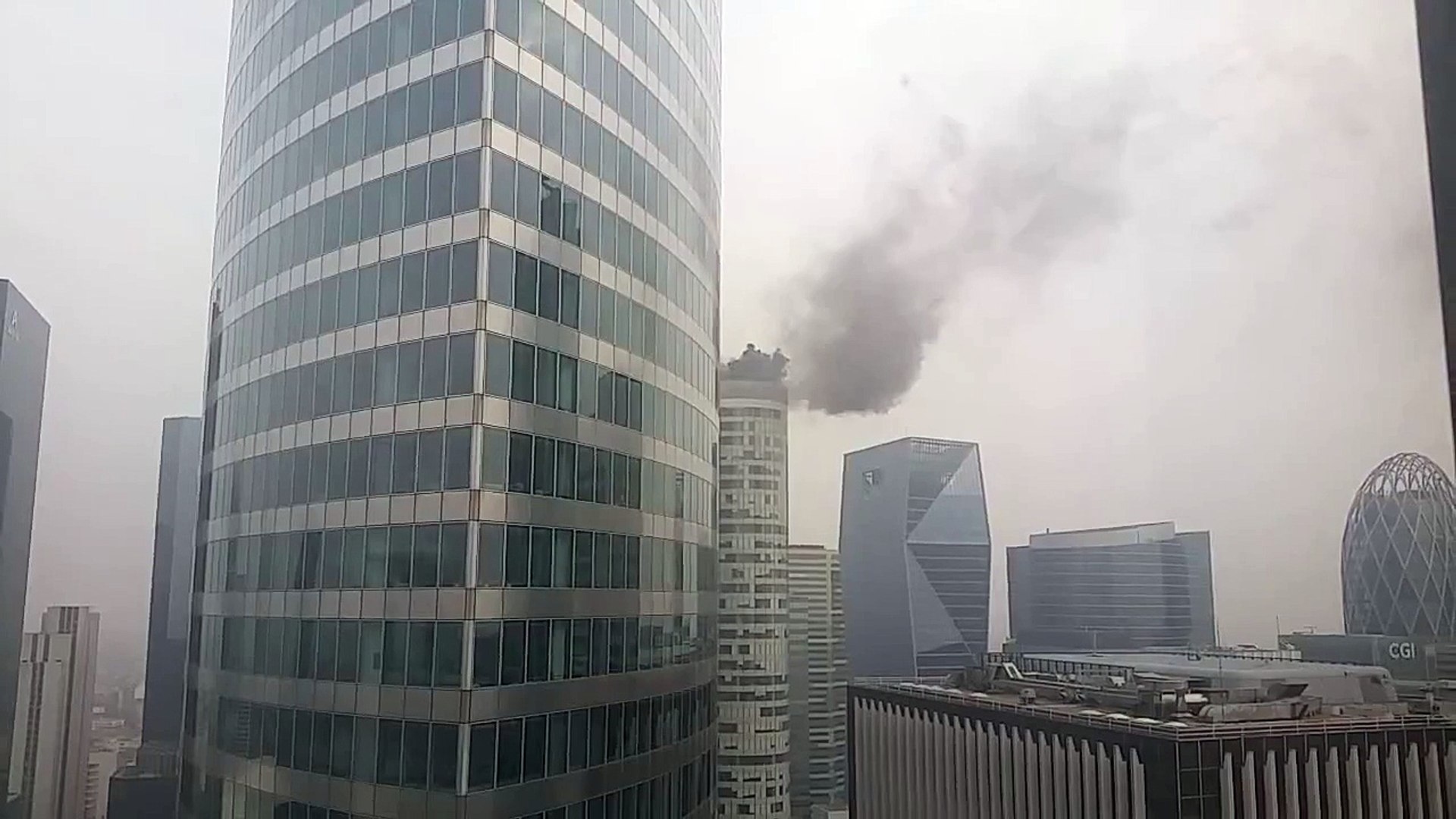 ⁣Incendie à la Défense de Paris  ! Gratte-ciel en feu ! Fire in Paris