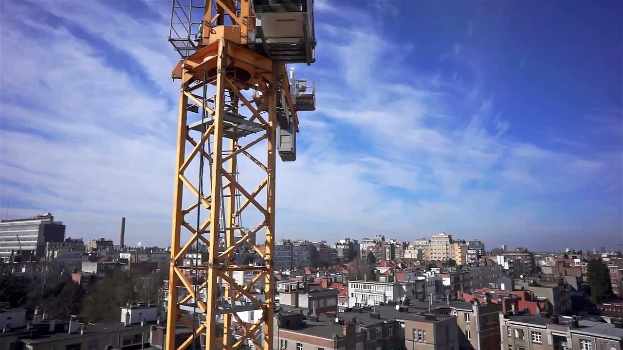 Un grutier manifeste son mécontentement à un drone qui le filme