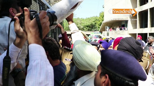 Protest by Ex. MLA Inderjit Singh Zira outside Punjab Vidhan Sabha