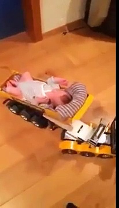 Quand on laisse papa et bébé seuls à la maison ...