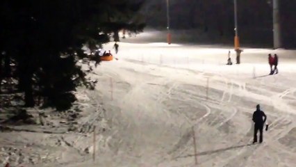 El divertido descenso en bote inflable por la nieve