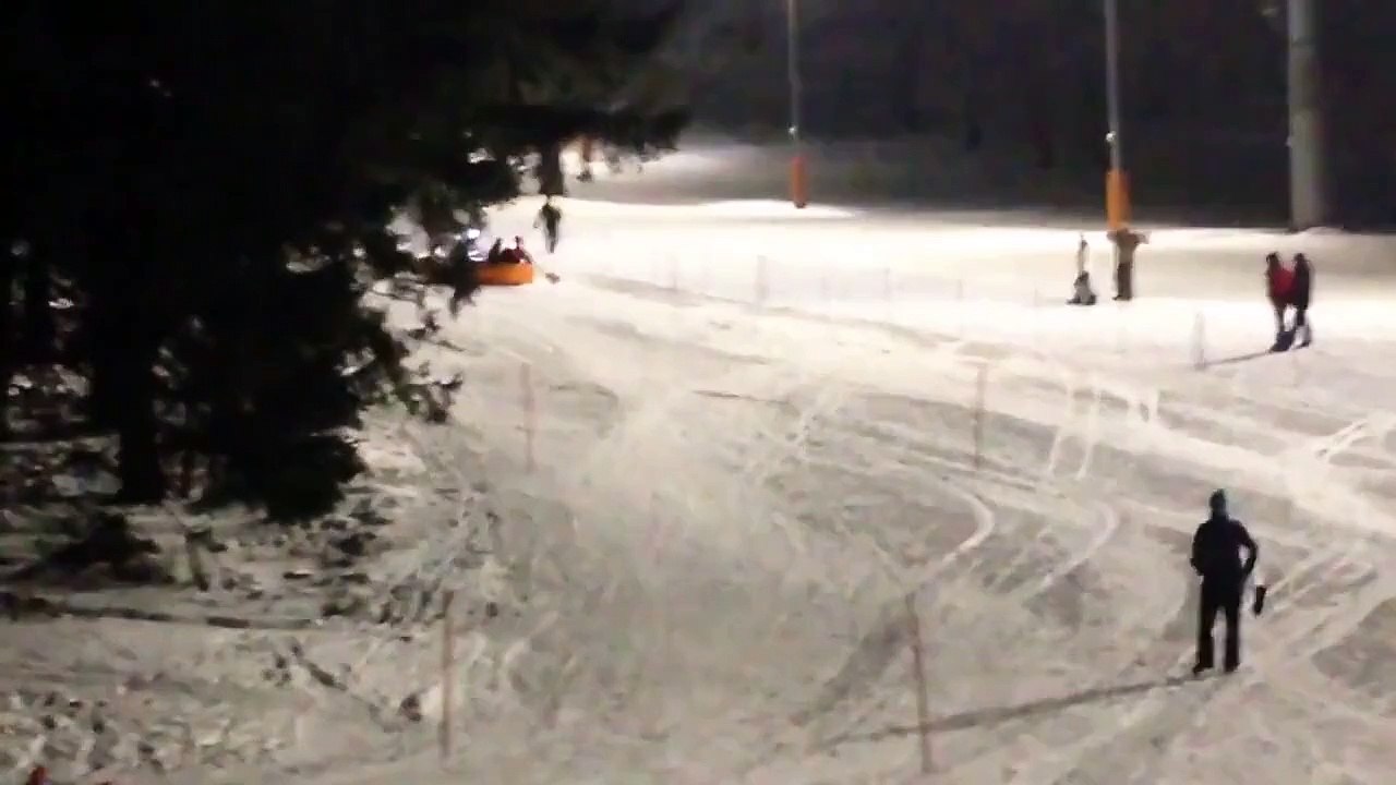 El divertido descenso en bote inflable por la nieve