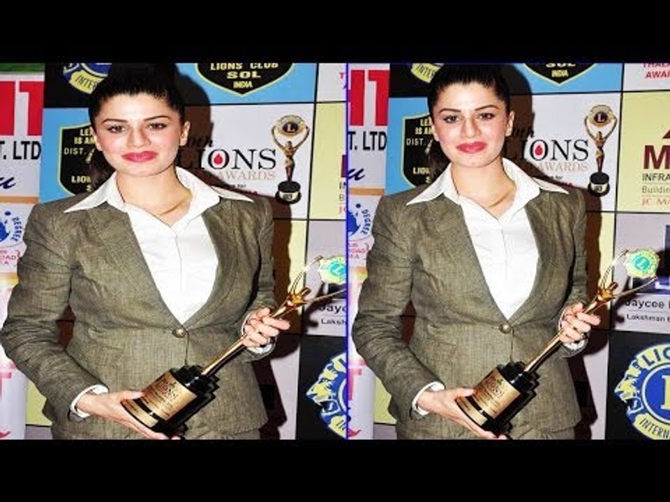 Busty Hot Babe Kainaat Arora Sexy Formal Look