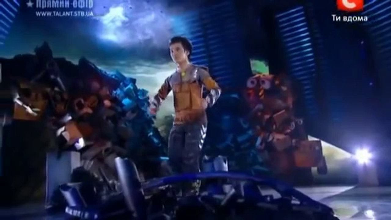 Il fait une danse du robot absolument PARFAITE !