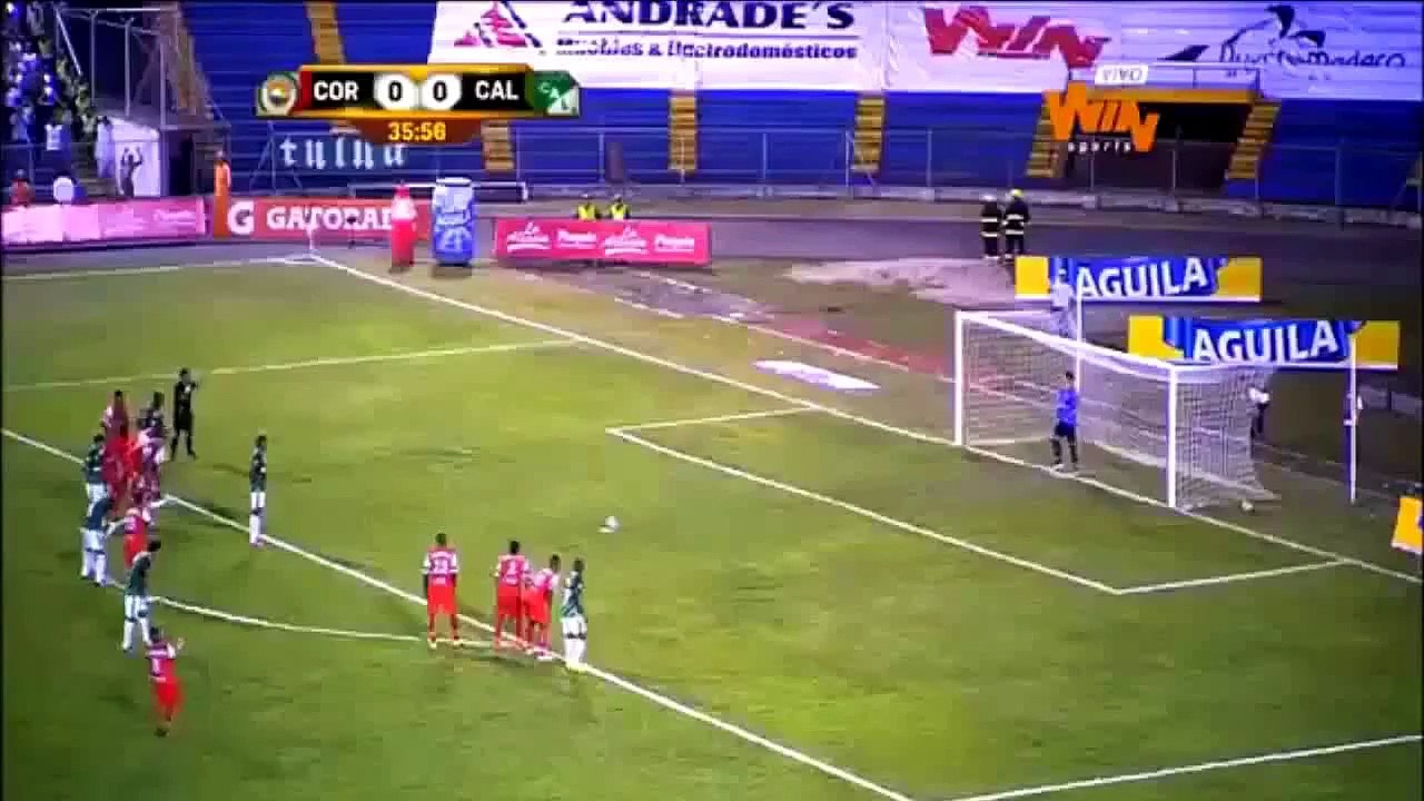 Il casse le filet avec un sur-puissant penalty !