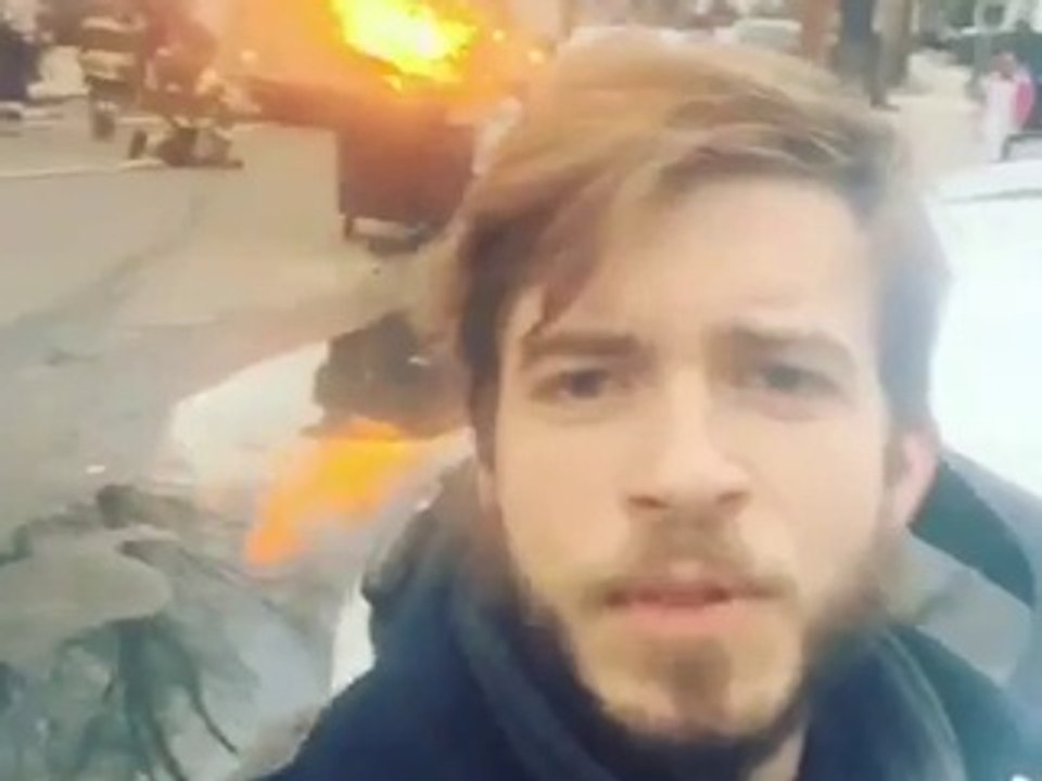 Selfie devant une poubelle en feu