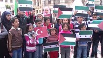 Bir Grup Suriyeli ve Filistinli, Esed Rejimine Tepki Gösterdi