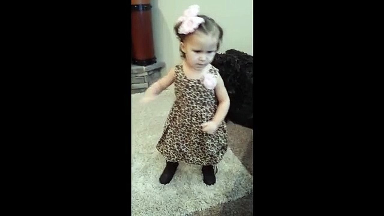 Une petite fille apprécie les basses de la chanson « Going Back to Cali »