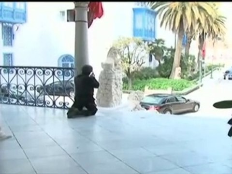 Attaque à #Tunis - les forces spéciales tunisiennes évacuent les otages #prayfortunisia