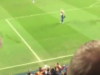 Sahaya giren ve taklalarıyla tribünleri coşturan Reading...