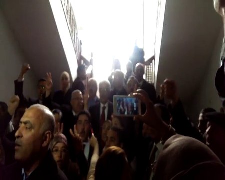 Des députés tunisiens entonnent l'hymne national