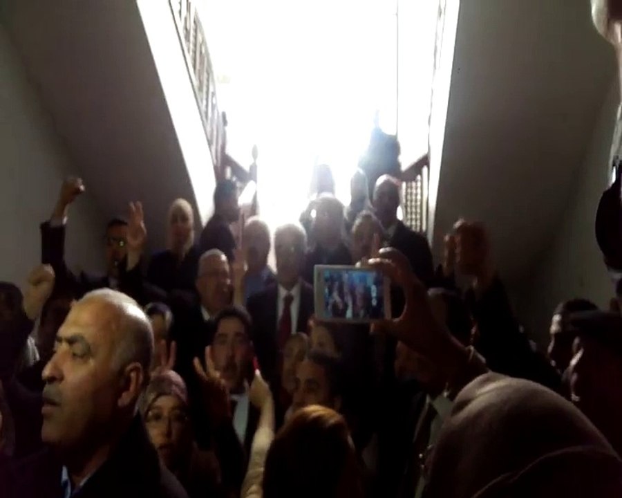 Des députés tunisiens entonnent l'hymne national