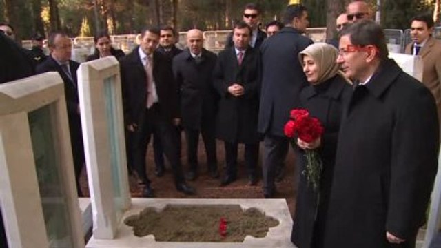 Çanakkale Başbakan Davutoğlu, Şehit Davutoğlu Ahmet'in Mezarını Ziyaret Etti