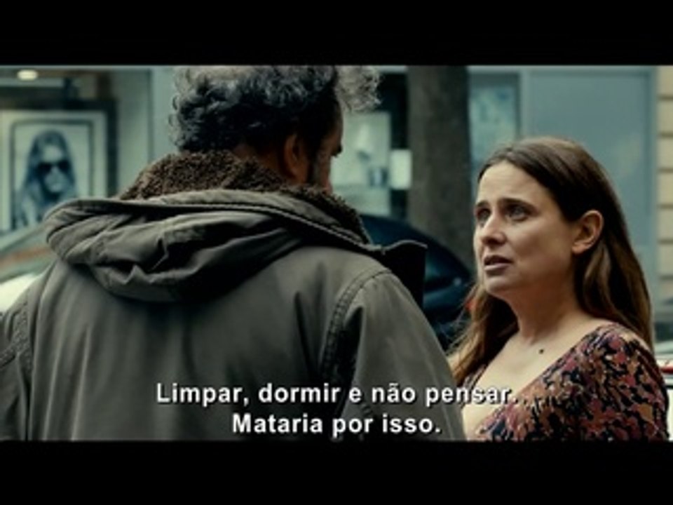 Em Um Pátio de Paris - Trailer (Legendado)