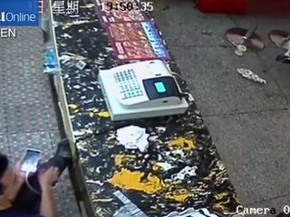 Mujer patea a su hijo porque tiró una hamburguesa